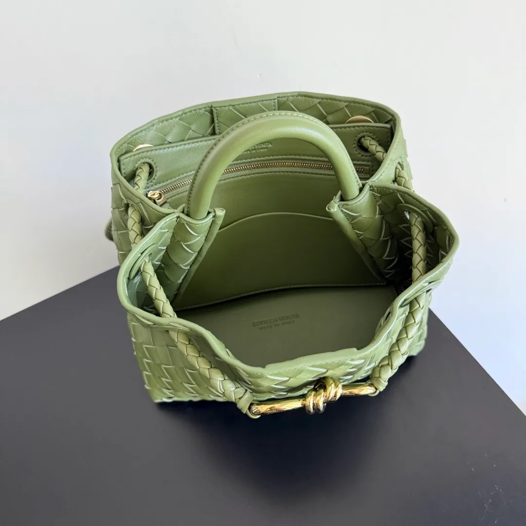 The 2023 new Andiamo batch 1860BV is shipped‼ ️Really popular🔥The new Andiamo woven handbag launched by Bottega Veneta this season is really popular all over the world! ! Celebrities at home and abroad have worn it, and Oscar-winning actress Michelle Yeoh has taken it out on the street. Song Jia, Trai Yara, Yu Feihong, Sanji Ayaka, Rosie Hunting-Whiteley, Yoshioka Riho, etc. have all picked up this bag. It is classic and versatile, showing off its temperament, and the bag capacity is also large, which is very convenient for daily commuting! ! A variety of carrying methods, the shoulder straps can be adjusted by yourself, the original lambskin feels soft and delicate, and the unisex style breaks gender boundaries and brings a more practical and longer-lasting use experience. Andiamo, which has both elegant and casual styles, perfectly interprets the true appearance of "fashionable old money style". Style number: 743568 Size: 25*22*10.5cm